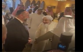 بالفيديو.. عبدالله بن بيه يستقبل أعداء الإسلام بحفاوة!