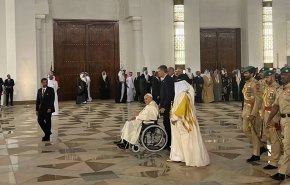 بلد حرمان حرية العبادة واستضافة بابا الفاتيكان