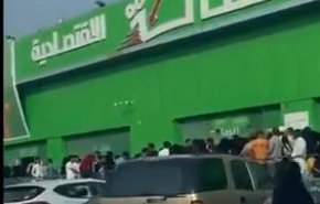 صف طولانی خودروها مقابل پمپ بنزین در عربستان سعودی+ ویدئو