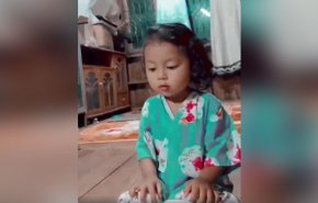 شاهد.. طفلة تصحح لوالدها التلاوة!