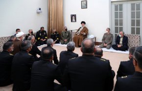 قائد الثورة الإسلامية يؤكد ضرورة تعزيز القوة القتالية والمعدات الدفاعية لبحرية الجيش