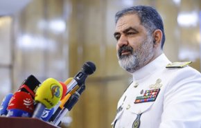 دریادار ایرانی: آمریکایی‌ها برای پس دادن قایق‌های توقیف‌شده به التماس افتادند