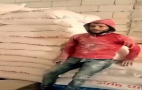 شاهد.. شاب سوري يحفظ القرآن بإتقان رغم عمله الشاق