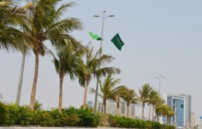 واژگونی خودروی حامل مشروبات الکلی در خیابان‌های سرزمین حرمین شریفین!+ تصاویر