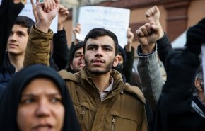 طلبة الجامعات الايرانية ينظمون وقفة احتجاجية امام سفارة فرنسا بطهران