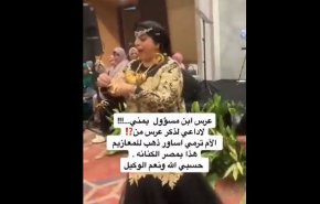 شاهد.. إحدى زوجات مسؤلي ما يسمى الشرعية توزع أساور ذهب في عرس ابنتها!