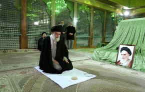 رهبر انقلاب اسلامی در مرقد امام خمینی(ره) و گلزار شهدا حضور یافتند