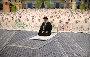 رهبر انقلاب: نوگلان عزیز با خدا دوست باشید و کاری کنید جزو زنان بزرگ کشور شوید
