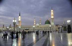 دخول امرأتين غیرمحجبتین للحرم النبوي يثير غضب مواقع التواصل +فيديو