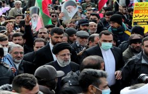 الرئيس رئيسي يشارك في مسيرات ذكرى الانتصار الـ44