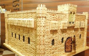 بالصور.. بأعواد كبريت ومشابك.. مصري يصمم مجسمات ببراعة فائقة