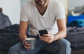 هل تلجأ إلى هاتفك فور استيقاظك من النوم؟