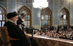 گزارش خبرنگار العالم از حضور گسترده مردم در حرم مطهر رضوی هنگام سخنرانی نوروزی رهبر