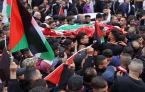 حضور گسترده مردم در مراسم تشییع پیکر نخستین شهید فلسطینی در ماه مبارک رمضان+ عکس