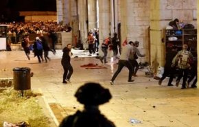 قوات الاحتلال تجدد اعتداءها على المعتكفين بالمسجد الأقصى

