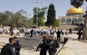 شاهد..مستوطنون يقتحمون باحات المسجد الأقصى المبارك بحماية قوات الإحتلال
