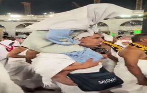 شاهد.. تفاعل واسع مع معتمر يطوف بوالدته حول الكعبة المشرفة 