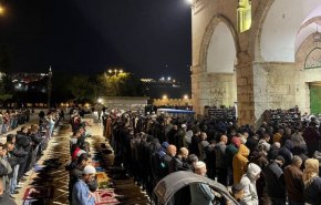 اقامه نماز عشاء و تراویح در مسجدالاقصی در شب بیست و یکم ماه رمضان + فیلم