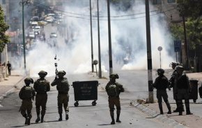 إصابة فلسطيني برصاص الإحتلال والعشرات بحالات اختناق في بلدة بيت أمر 
