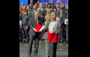 اهدای نشان فداکاری به رئیس سازمان هلال احمر ایران از سوی اردوغان