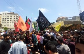 اهالي غزة يشيعون الشهيد إياد الحسني .. ونجله يوجه رسالة هيهات منا الذلة