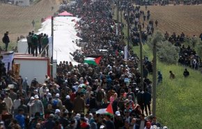 فلسطینیان در غزه همزمان با راهپیمایی صهیونیست ها، راهپیمایی پرچم برگزار می‌کنند