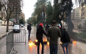اهالي شهداء انفجار مرفأ بيروت يشعلون الاطارات امام قصر العدل 