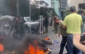 تحطيم واجهات مصارف في سن الفيل واحتكاك بين محتجين وعناصر الجيش اللبناني
