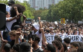 الفرنسيون يتجاهلون الحظر القضائي ويتظاهرون ضد عنف الشرطة في باريس