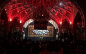 عاشقان سیدالشهدا در شب اول محرم در حرم حضرت رقیه عزاداری کردند+فیلم