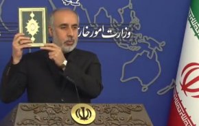 حضور کنعانی در نشست خبری با در دست داشتن قرآن کریم و محکومیت هتاکان/ مسیر دیپلماسی باز است و گفت‌و‌گوها رو به جلو است