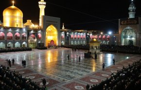 شعرخوانی و حمل قرآن توسط خدام حرم مطهر رضوی در شب عاشورا حسینی