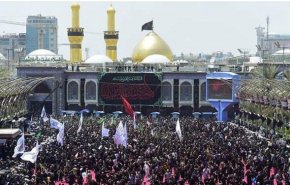 ورود موکب عزاداران کفن پوش به حرم سید الشهدا در ظهر عاشورا
