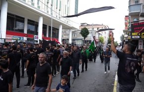 حي الزينبية في اسطنبول يتشح بالسواد في إحياء مراسم عاشوراء