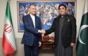 رایزنی وزرای خارجه ایران و پاکستان در اسلام‌آباد/ امضای ۴ سند و توافقنامه تجاری و اقتصادی میان دو کشور

