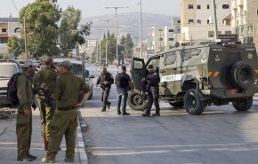 مستوطنون يعتدون على فلسطينيين بعدة طرق ومفترقات بالضفة
