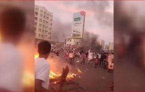 جنوبيون يحتجون على تردي الأوضاع باليمن.. شاهد رد مرتزقة العدوان