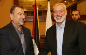 بالصورة/العاروري يرد على تهديدات نتنياهو ببدلة عسكرية وبندقية