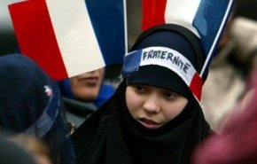 فرانسه عبای اسلامی را برای دختران در مدارس ممنوع کرد