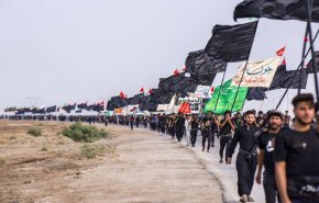 کودک عراقی در مسیر پیاده روی اربعین، مایه شگفتی جهان شد