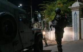 لحظه فرار سربازان اشغالگر از یک ماشین نظامی در الخلیل