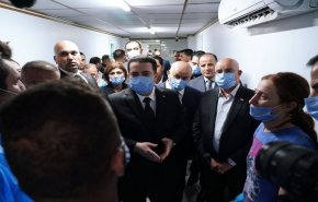 رئيس الوزراء العراقي يزور المصابين في حادثة حريق الحمدانية