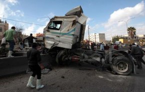 شاهد.. تحطم شاحنة تحمل مادة سامة في أميركا.. فماذا فعلت السلطات؟