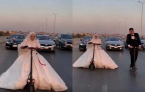 شاهد.. زفة عروسين على السكوتر..تفجر مواقع التواصل الاجتماعي