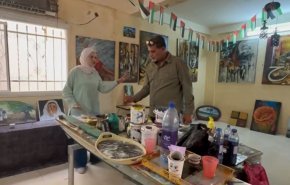هنرمند فلسطینی خانه‌اش را به نمایشگاه آثار هنری در حوزه مقاومت تبدیل کرد