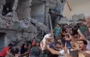 تصاویر دردآور از بیرون‌آوردن پیکر کودک شهید فلسطینی از زیرآوار + فیلم