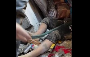 شاهد..محاولة إنقاذ عائلة فلسطينية من تحت ركام منزلهم في غزة