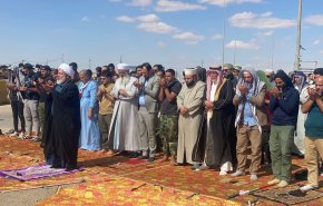 حشود من العراقيين تقيم صلاة الجمعة على الحدود الاردنية نصرة لغزة