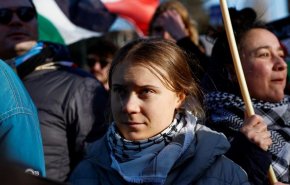 چفیه فلسطینی بر گردن مشهورترین فعال محیط زیست جهان/ فعال سوئدی: حمایت از فلسطین معیار انسانیت است