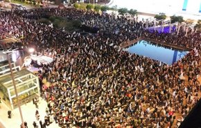 شاهد.. شرطة الإحتلال تقمع وتعتقل عددا من المتظاهرين المطالبين بإسقاط نتنياهو 

